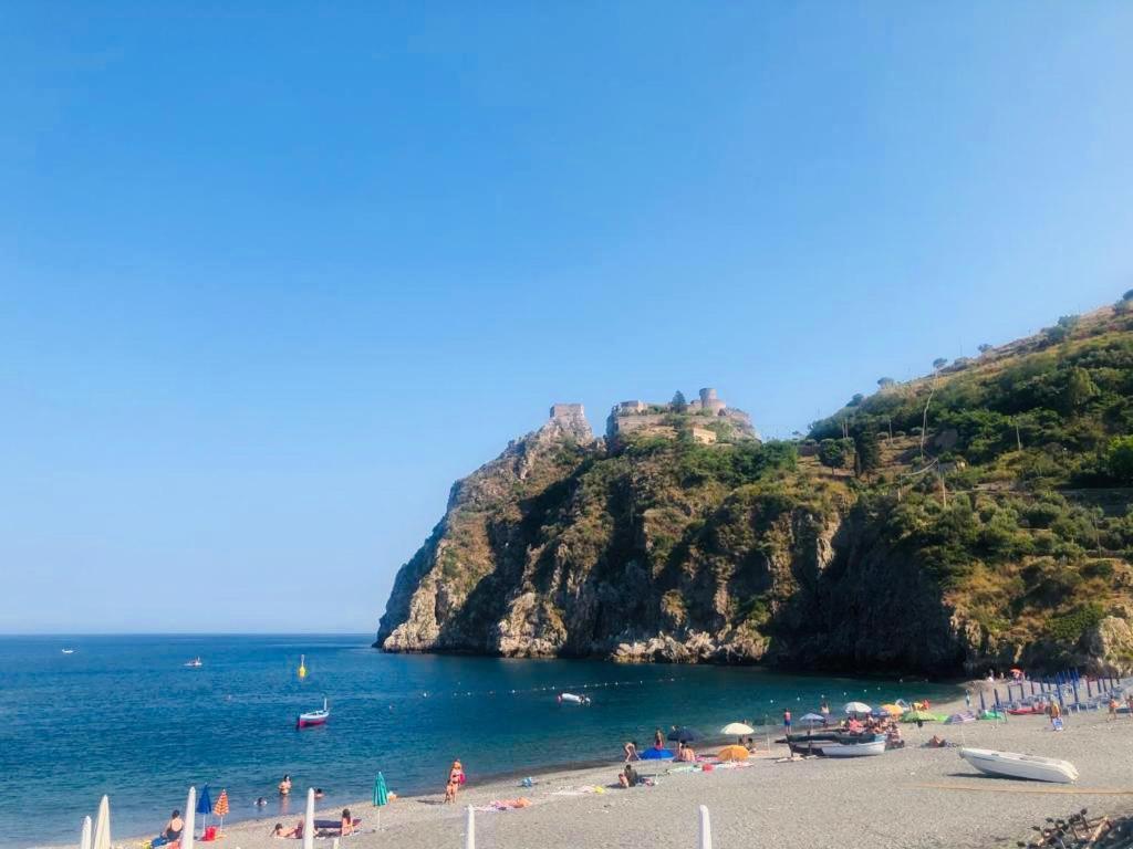 Appartamento Sul Lungomare Di S Alessio Сант-Алессио-Сикуло Экстерьер фото